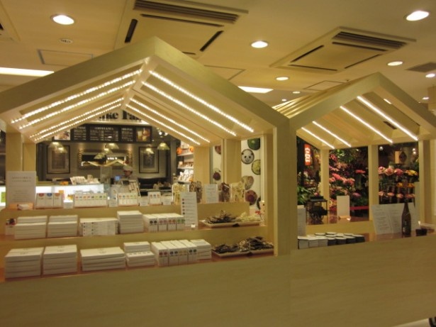 和の要素を取り込んだスタイリッシュな店内。森永製菓の創業者が最初に設けた2坪の菓子工場にちなみ、販売スペースを2坪で構成している