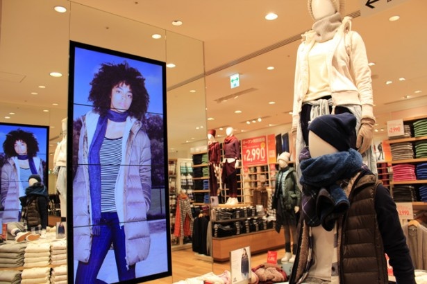 2Fのウィメンズフロアにはカシミヤコレクションもお得に豊富にそろう