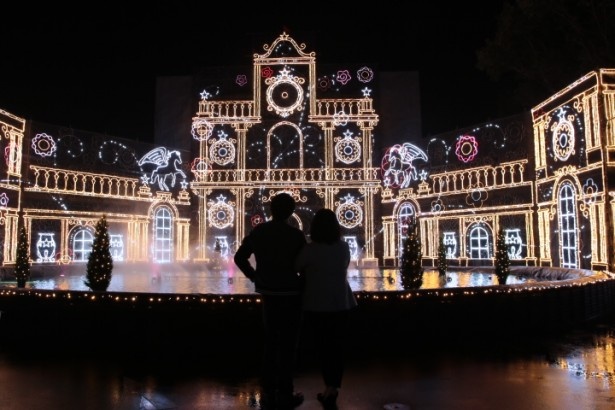 「光の宮殿と大庭園」は音楽に合わせてイルミネーションが変化する ※写真は明るくなった時