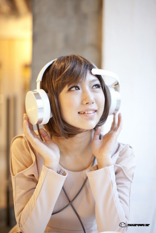 クリエイティブ集団「neurowear」が開発を進めている、脳波で音楽をセレクトする「mico」