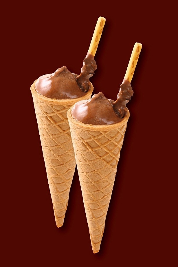【写真を見る】作りたてでふわふわの生チョコレートの軽い食感が楽しめる「カプリコルネ」(210円)
