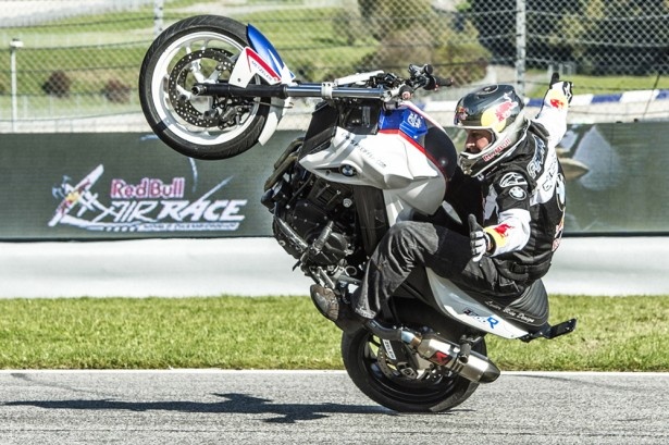 バイクを使ったアクロバティックなパフォーマンスに観客は沸いた