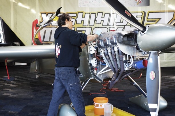 室屋義秀選手のハンガー。レース直前まで機体の調整が行われていた