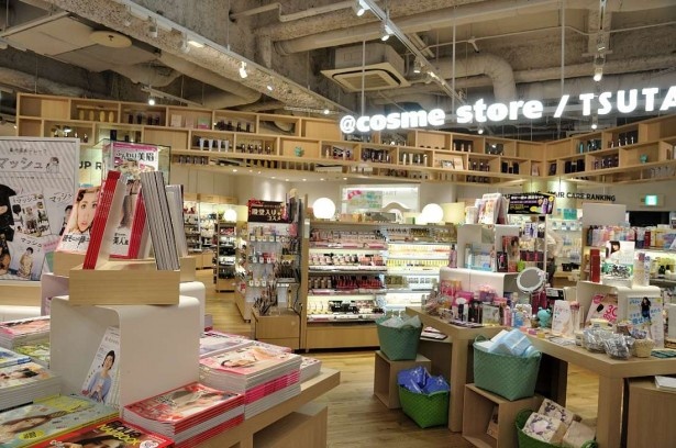 ＠cosme　storeのフロアには、美に関する書籍や雑誌も並び、女子力も強化できそう