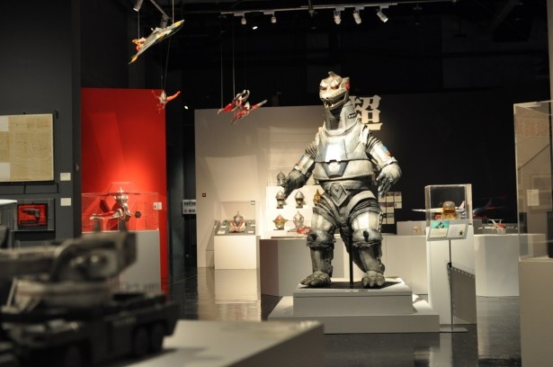 実際に使用されたメカのミニチュアを中心に、貴重な資料が集結した展示室