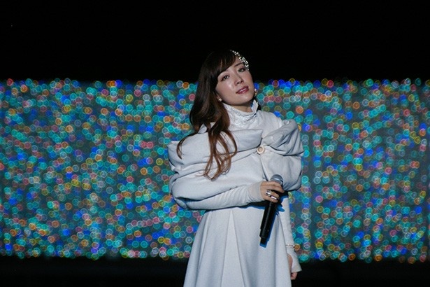 平原綾香が“よみうりランドの300万球イルミ”の中で熱唱！