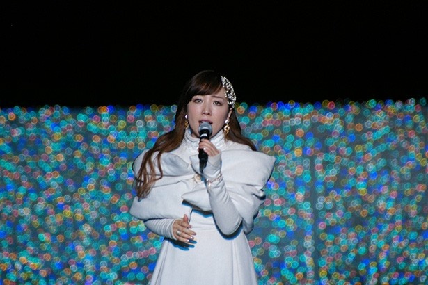 【写真を見る】園内に響く美声に観客もうっとり