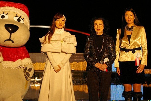 終了後のインタビューで、「家族とまた来たいです」と語る平原綾香