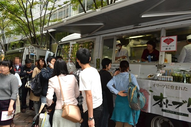 「第2回地場もん国民大賞」で銀賞に選ばれた「オリーブ牛肉うどん」の店舗