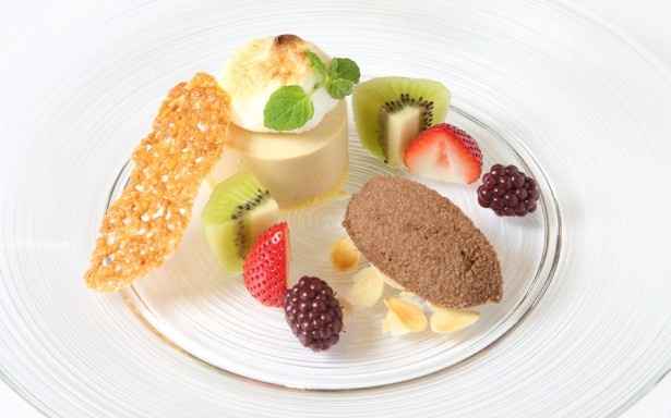 なめらかな口当たりのデザート「健康茶 ルイボスティー甘いカカオの香り 紅茶のフランとフルーツにシャーベットを添えて」