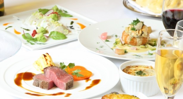 【写真を見る】「ほど良い塩味が肉に染み込んだ牛フィレ肉の塩パイ包み焼き マデラワインソース」(写真手前左)をはじめとした、ソースが決め手のフレンチ