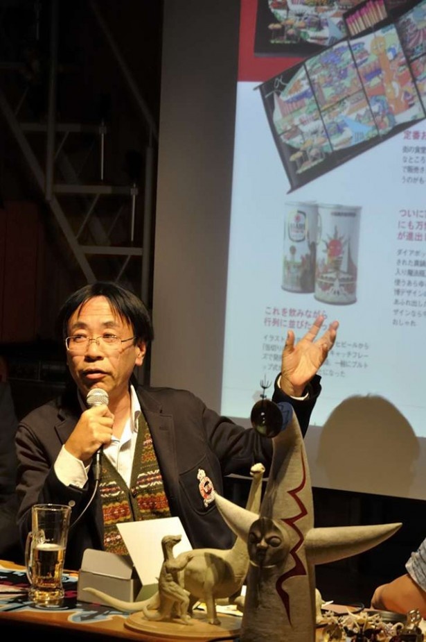 「万博で初めて缶コーヒーが登場した」と解説する白井館長