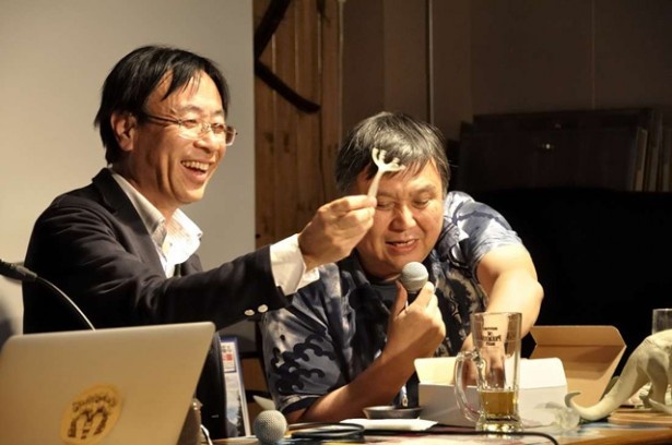 宮脇社長が持参した生命の樹の｢ポリプ」のフィギュアに笑顔を見せる白井館長