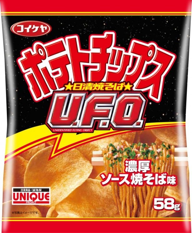 【写真を見る】2010年7月に発売された、「ポテトチップス」と「日清やきそばU.F.O.」のコラボ商品「コイケヤポテトチップス 日清焼そばU.F.O. 濃厚ソース焼そば味」(販売終了)