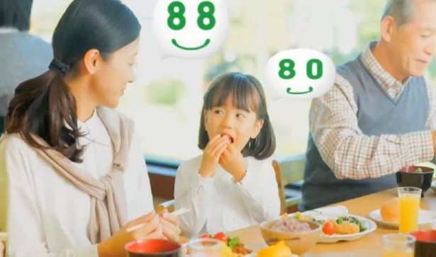 【写真を見る】自然食バイキングをはじめ、10種類以上のレストランを展開する阿蘇ファームランド。「食」にもこだわっている ※写真はCMのワンシーン