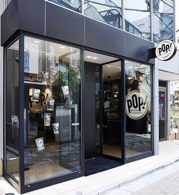 シックな外観が目を引く表参道本店