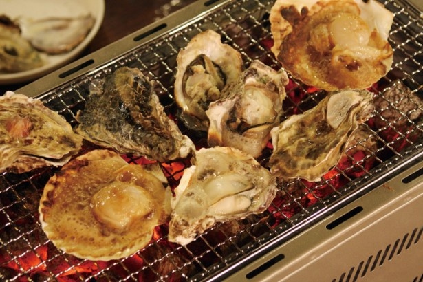 【写真を見る】ざうお天神店は、カキやホタテなど魚介づくし！