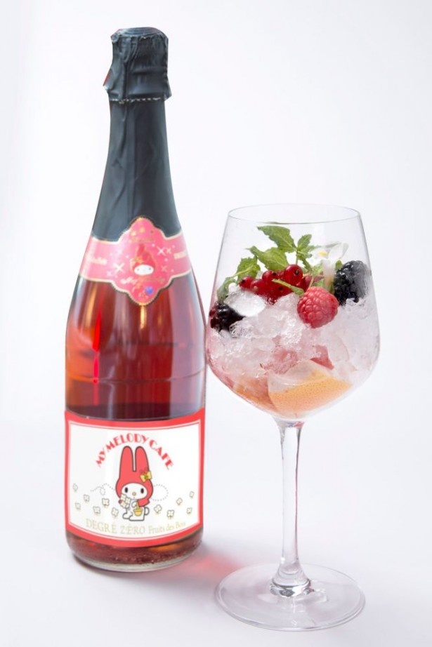 ベリーを散りばめたサングリア「森の果実たっぷりピンクサングリア ノンアルコール」(税抜980円)