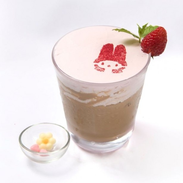 花やハートの形をしたチョコレートでデコレーションできる「マイメロディラテ(ICE)」(税抜650円)