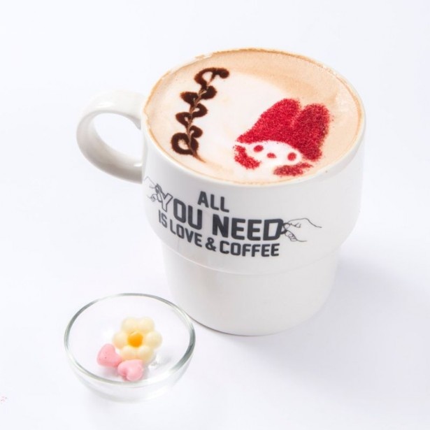 ほろ苦いホットラテ「マイメロディラテ(HOT)」(税抜650円)はミルクがピンク色！