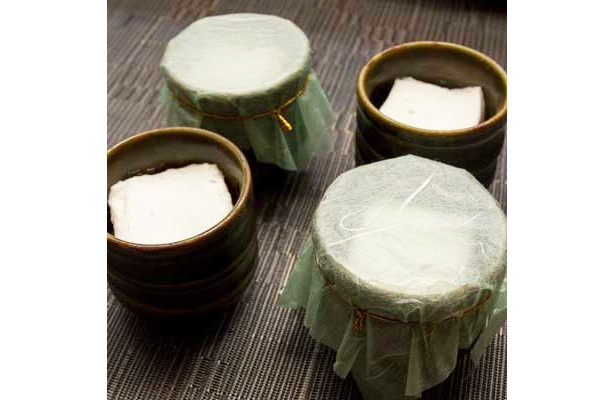 クリームチーズのような風味と、もっちり食感の和テイストが楽しめる“和スイーツ豆腐”。京料理一峯庵いっぽうあんの「美濃焼き陶器入り 料亭 和のスイーツ豆腐」(4個、1980円)