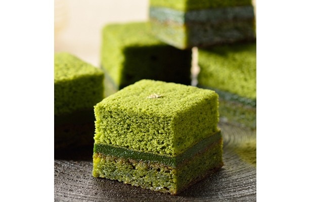 ザ・キッショウアン京都の「古都の葉重ね」(6個、1296円)は最高級宇治抹茶を通常の2倍以上たっぷりと使用した濃厚な宇治抹茶チョコレートケーキ