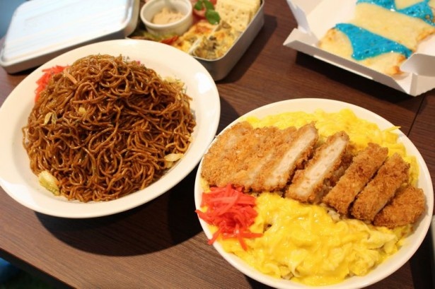 「雪崩注意！チョモランマ焼きそば」（写真左）と「ふわとろ卵のメガ盛り勝つ（カツ）丼！」（同右）