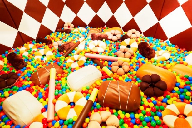 「こども部屋」ではチョコレート形のボールで遊べる！