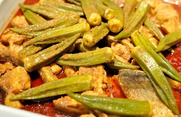 【写真を見る】カレーではなく、これぞアジア料理！といった見た目のフィッシュカレー