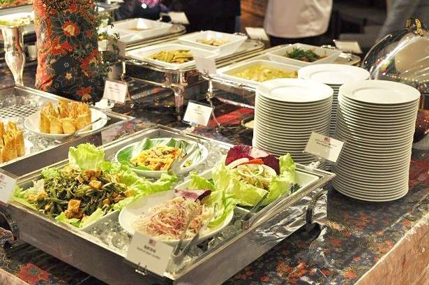 サラダなどのヘルシーな料理も充実しているビュッフェ