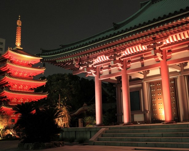 本堂と真っ赤な五重塔が印象的な東長寺