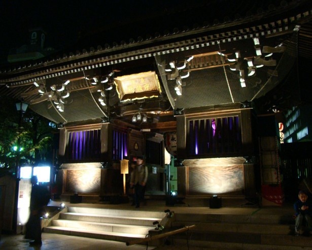 「お櫛田さん」の愛称で親しまれる櫛田神社。博多祇園山笠の奉納で知られる名刹では、光のアーティストによる特別展が開催される