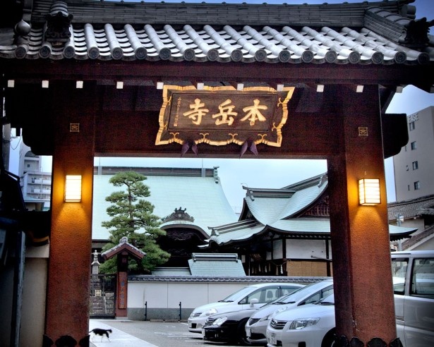 今年、ライトアップウォークに初参加する本岳寺。博多唯一の他宗から改宗した寺だ