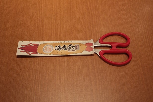 食べやすいように切り分ける“海老バサミ”が用意されている