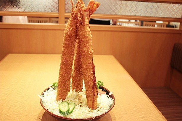 衝撃的な見た目！タワー状に立てられた「特大海老ふりゃ～3本」(6015円)は観光客に人気