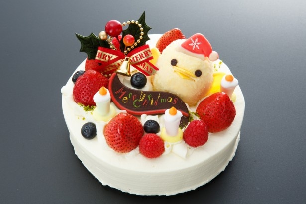 【写真を見る】あまりのかわいさに食べることをためらってしまう!?クリスマスケーキ「ぴよりんデコレーション」(2800円から)には、帽子を被った「ぴよりん」が！※写真は15cm(3400円)