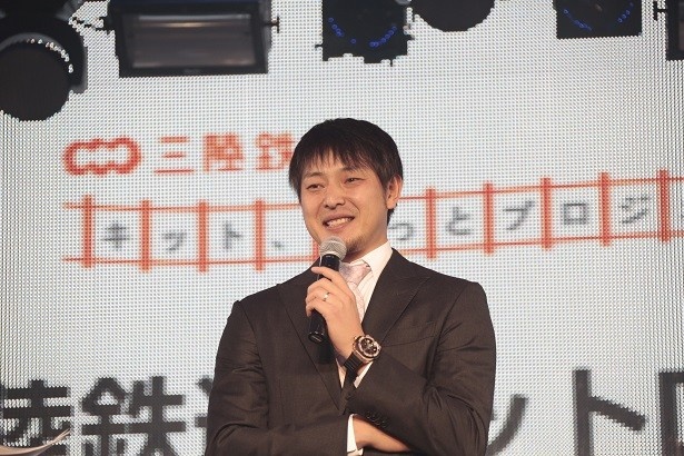 【写真を見る】「選手が一丸となって戦い、全力プレーで感動を与えられるようなチームを目指す」と意気込みを語る岩隈久志GM