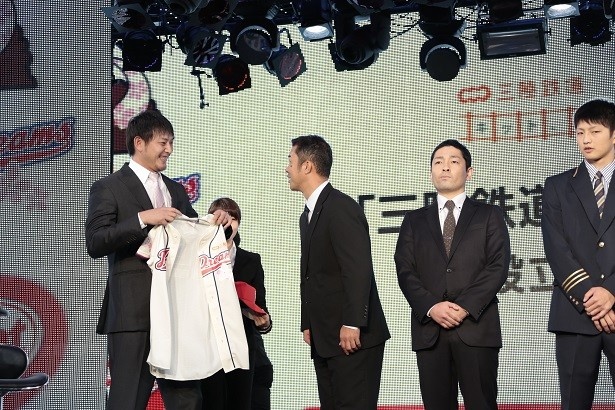 岩隈GMから選手一人一人にユニフォームを手渡した