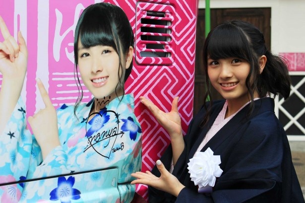 AKB48ラッピングバスにサインを書く大和田南那