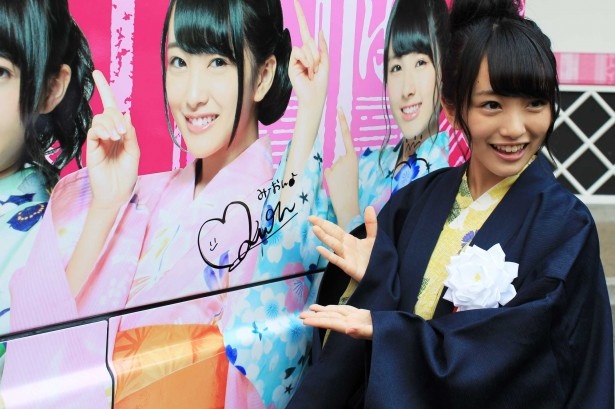 AKB48ラッピングバスにサインを書く向井地美音