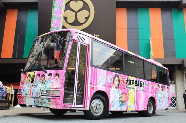 AKB48ラッピング仕様の無料シャトルバス