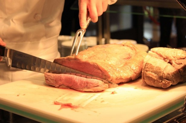 US最上級肉を使用したローストビーフはオリジナル製法で調理