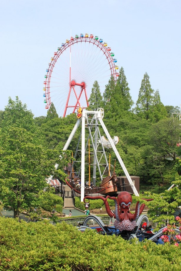 写真手前からオクトパス、バイキング、大観覧車。1日中アトラクションを楽しむならフリーチケットがお得だ