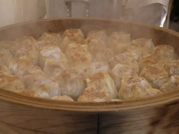 会場で調理され、アツアツを食べられるのも大勢が詰めかける理由だ（写真は「大福林」の「ほろっとやわらか肉焼売」（店舗販売は未定）