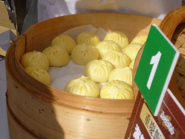 「重慶飯店 新館」の「海鮮入り 鶏肉饅」（レストランにて1個￥200※2個～注文可、12/1（月）～販売）は皮の色で、ひときわ目立つ