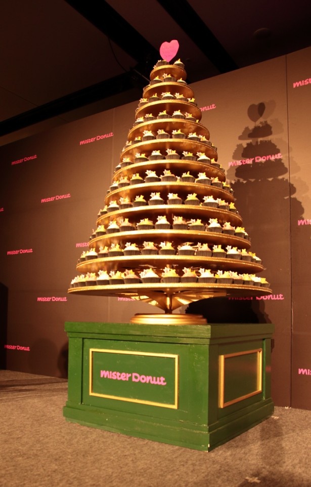 「N.Y.カップケーキ」で作られた高さ1.8mのクリスマスツリー。登場した瞬間、会場は甘い香りに包まれた。CMでも使用！