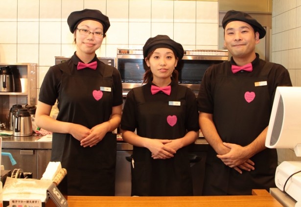 店員の制服も、黒を基調にピンクのワンポイントをあしらったものに変更