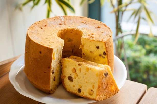 「シフォンケーキ　ムムス」は縁市特別価格で販売。1ピース￥300、1ホール￥1000