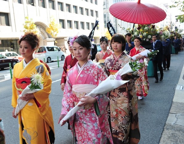 400年前の雅な世界！京都市内で日本最大の花展と100人の大行列
