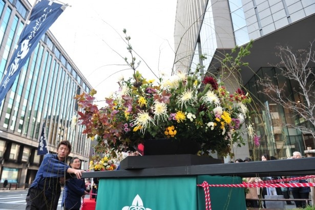 高さ約3mの花神輿、花車を中心に600mにわたり披露される大行列